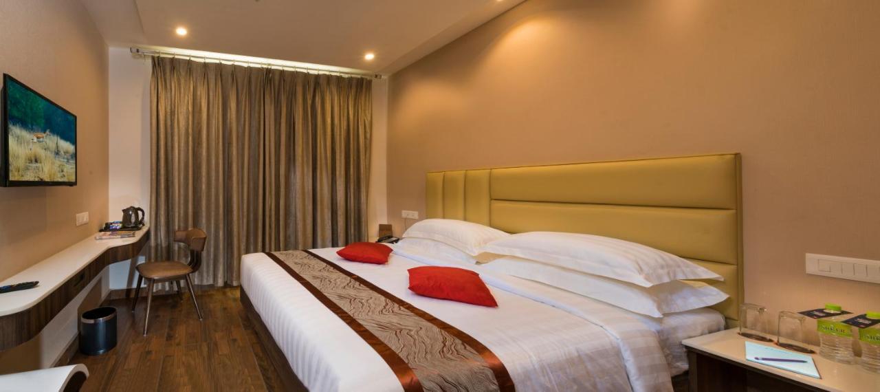 Cr Grande Hotel Madurai Buitenkant foto
